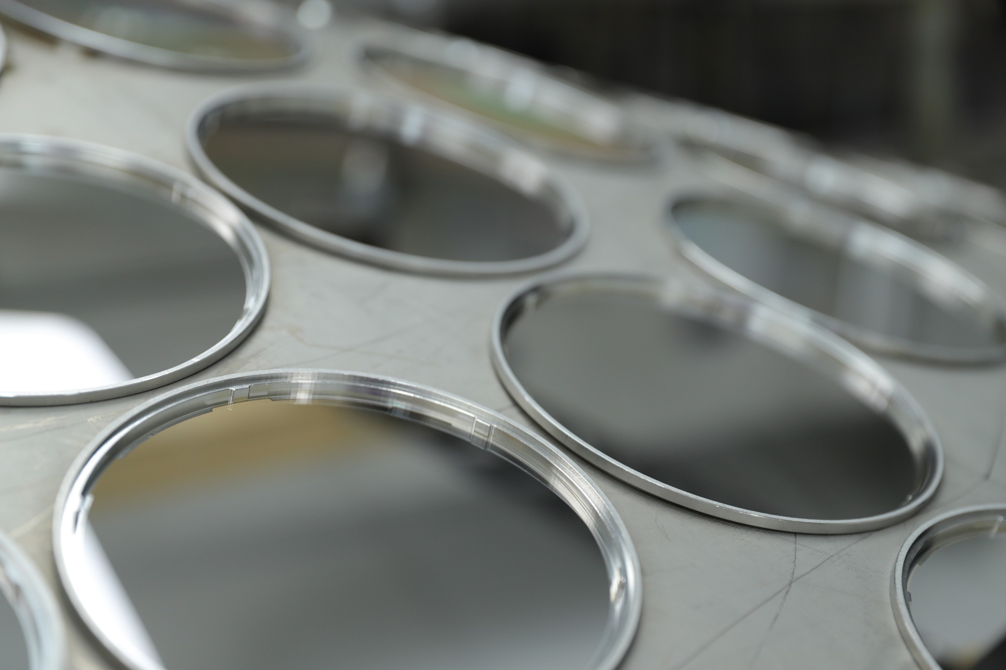 Mass production of Lumus waveguides does not require a semiconductor level cleanroom environment. Requirements are at typical optics industry levels.