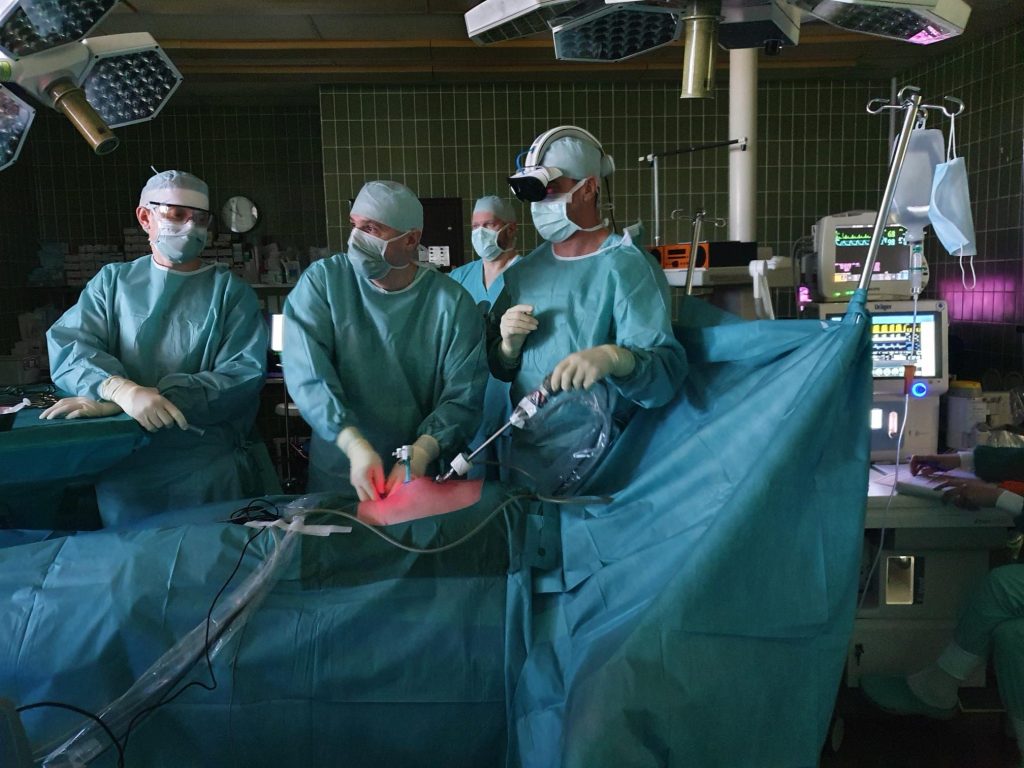MediThinQ designs and manufactures wearable smart glass solutions that enable free sight and comfortable surgery posture for medical staff.